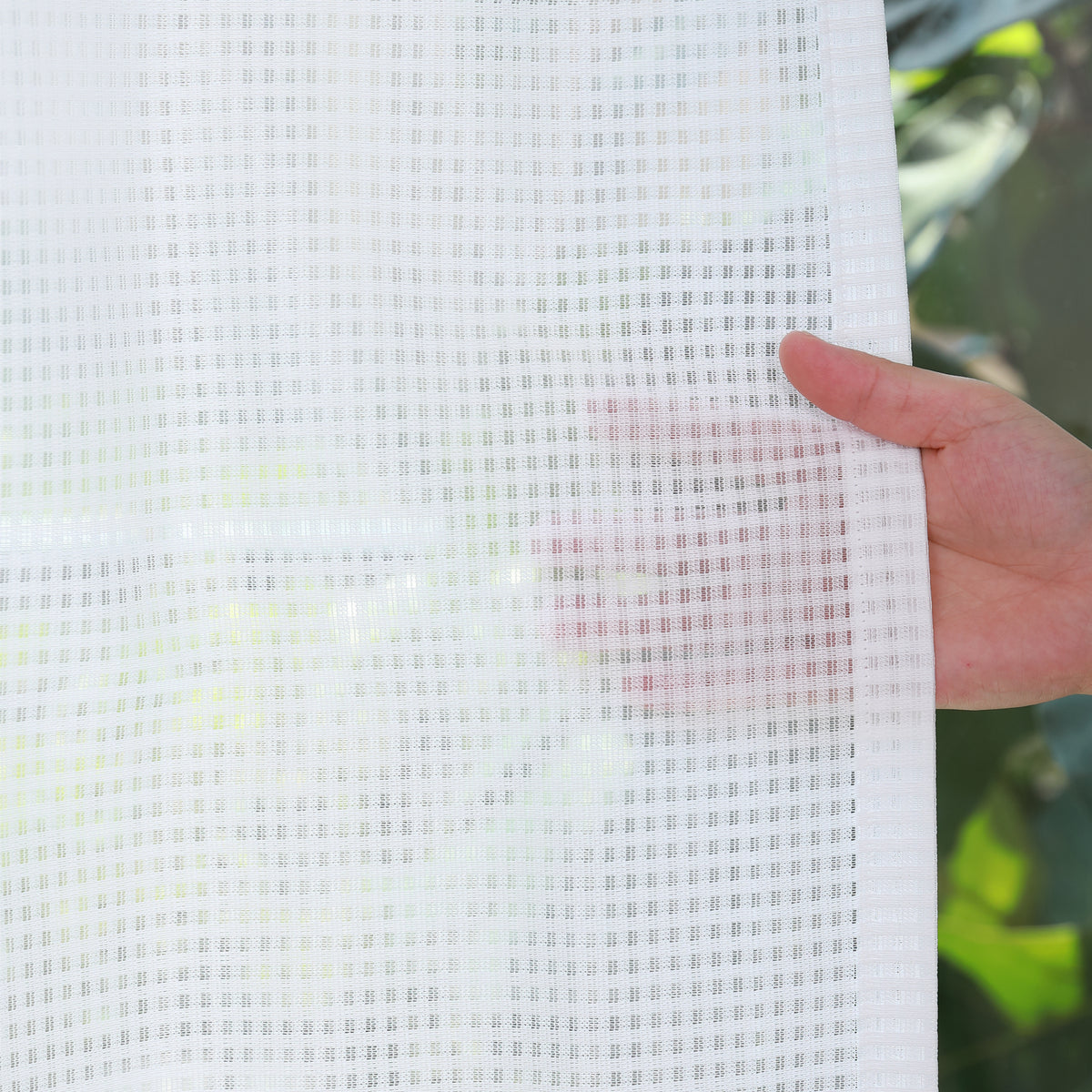 DL9530 is a flame-retardant, privacy-blocking, UV-cut, mirror lace curtain with a soft texture.