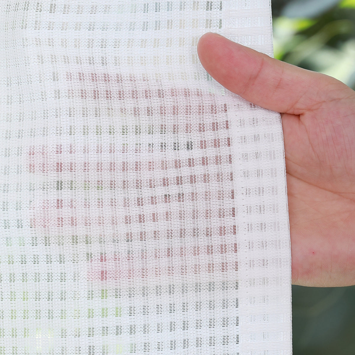 DL9530 is a flame-retardant, privacy-blocking, UV-cut, mirror lace curtain with a soft texture.
