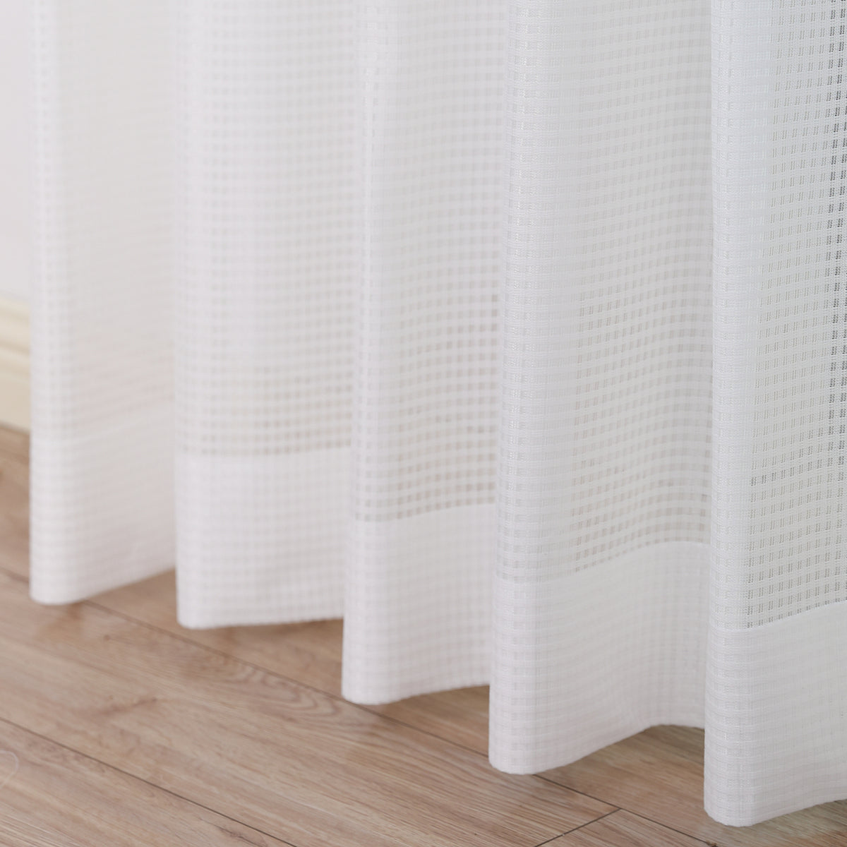 DL9530 is a flame-retardant, privacy-blocking, UV-cut, mirror lace curtain with a soft texture.