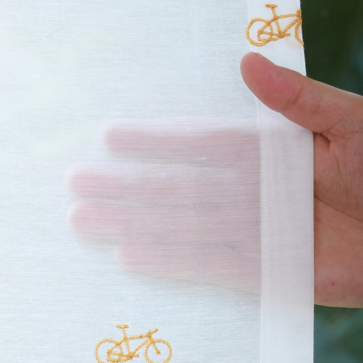 DL9530 is a flame-retardant, privacy-blocking, UV-cut, mirror lace curtain with a soft texture.