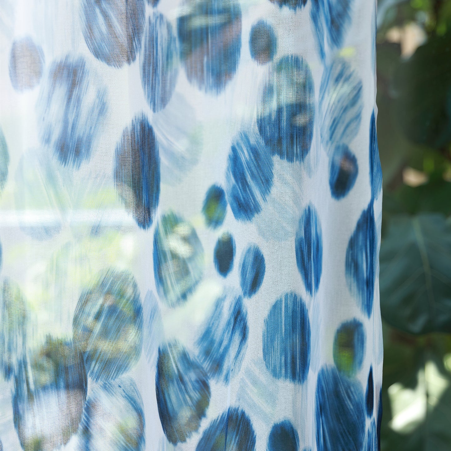 DL9530 is a flame-retardant, privacy-blocking, UV-cut, mirror lace curtain with a soft texture.