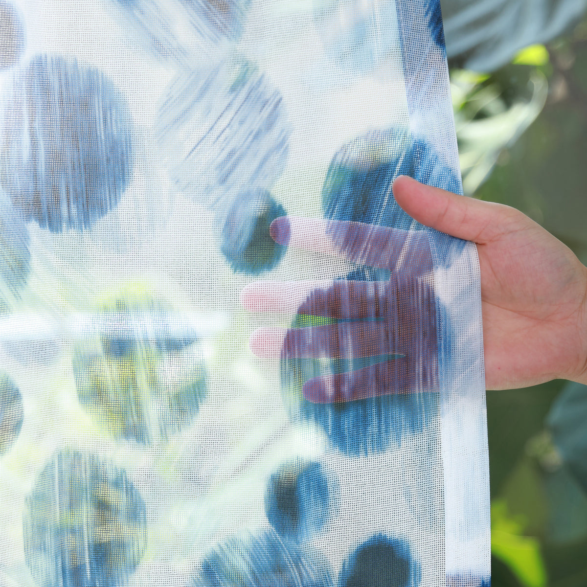DL9530 is a flame-retardant, privacy-blocking, UV-cut, mirror lace curtain with a soft texture.