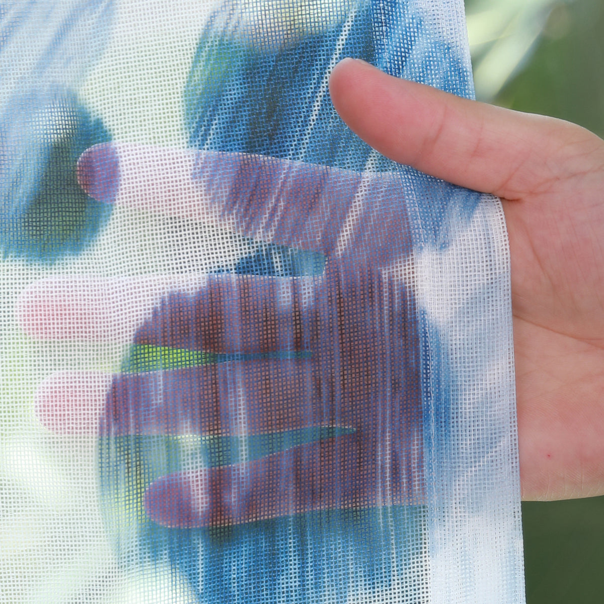 DL9530 is a flame-retardant, privacy-blocking, UV-cut, mirror lace curtain with a soft texture.