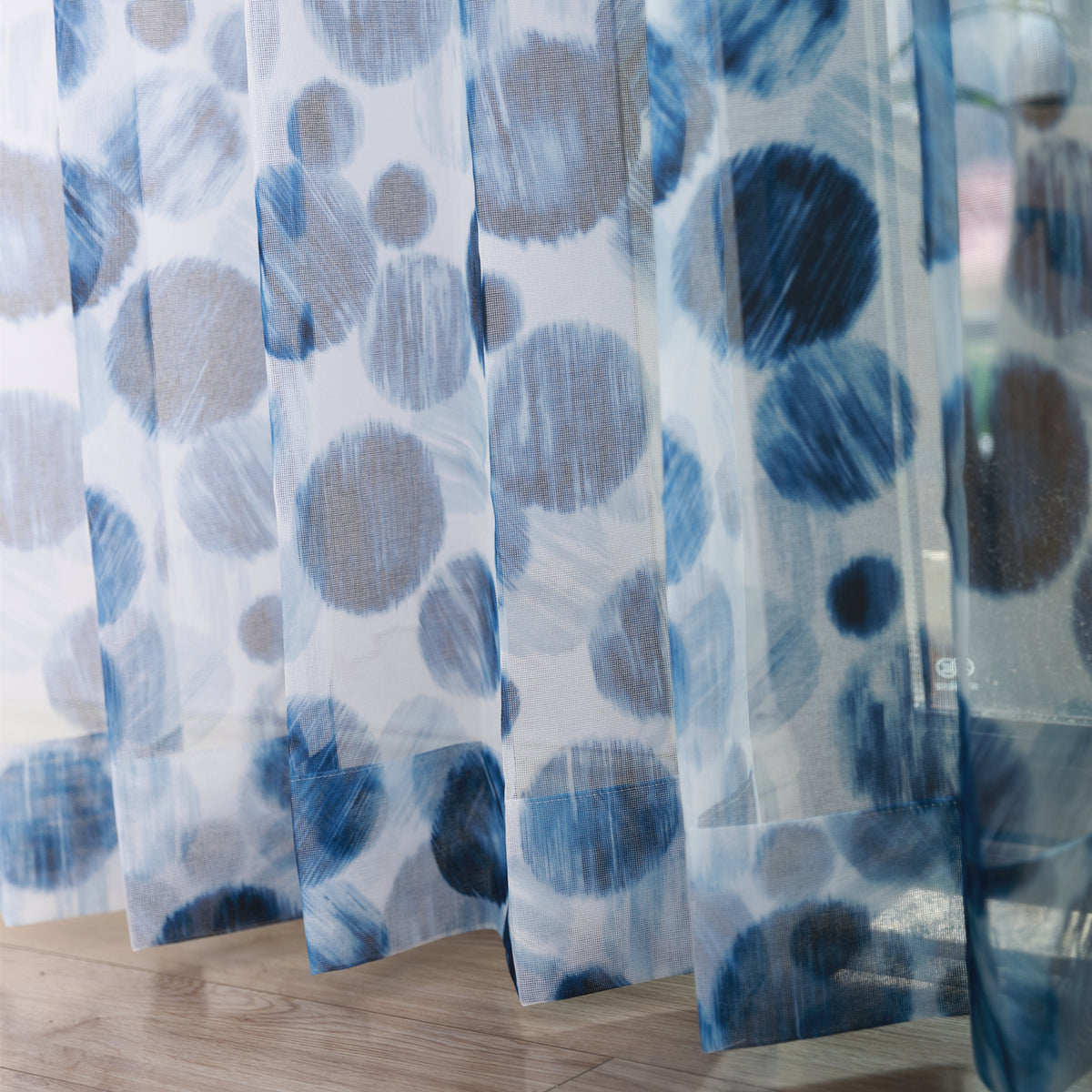 DL9530 is a flame-retardant, privacy-blocking, UV-cut, mirror lace curtain with a soft texture.