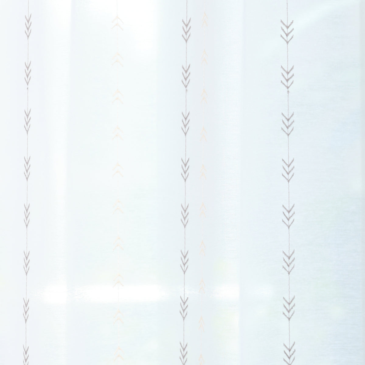 DL9530 is a flame-retardant, privacy-blocking, UV-cut, mirror lace curtain with a soft texture.