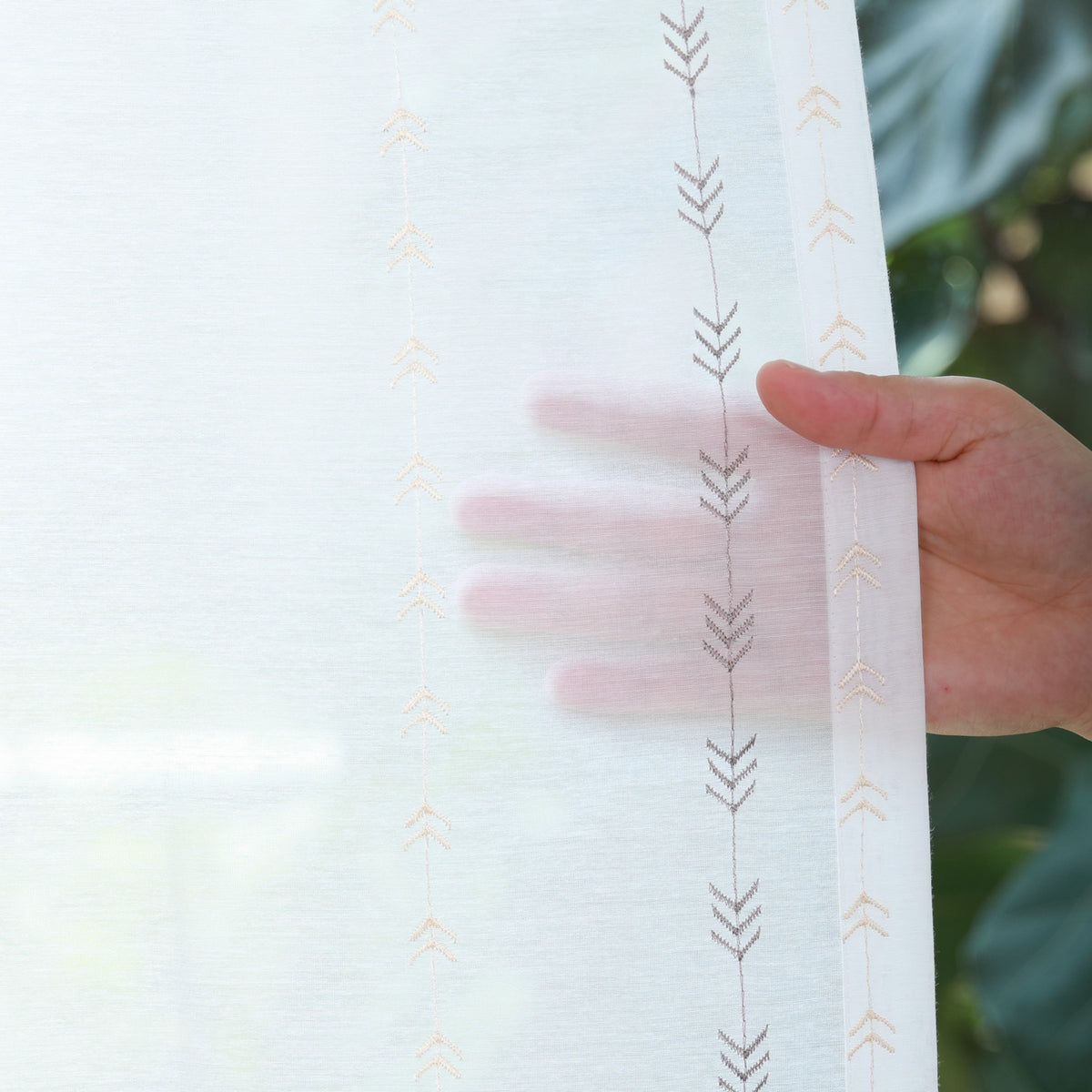 DL9530 is a flame-retardant, privacy-blocking, UV-cut, mirror lace curtain with a soft texture.
