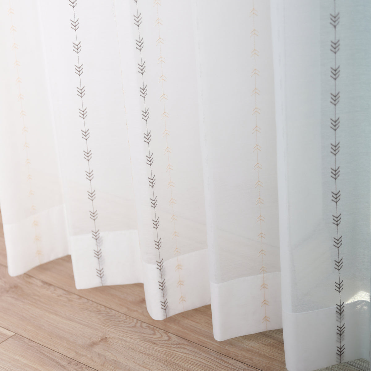 DL9530 is a flame-retardant, privacy-blocking, UV-cut, mirror lace curtain with a soft texture.