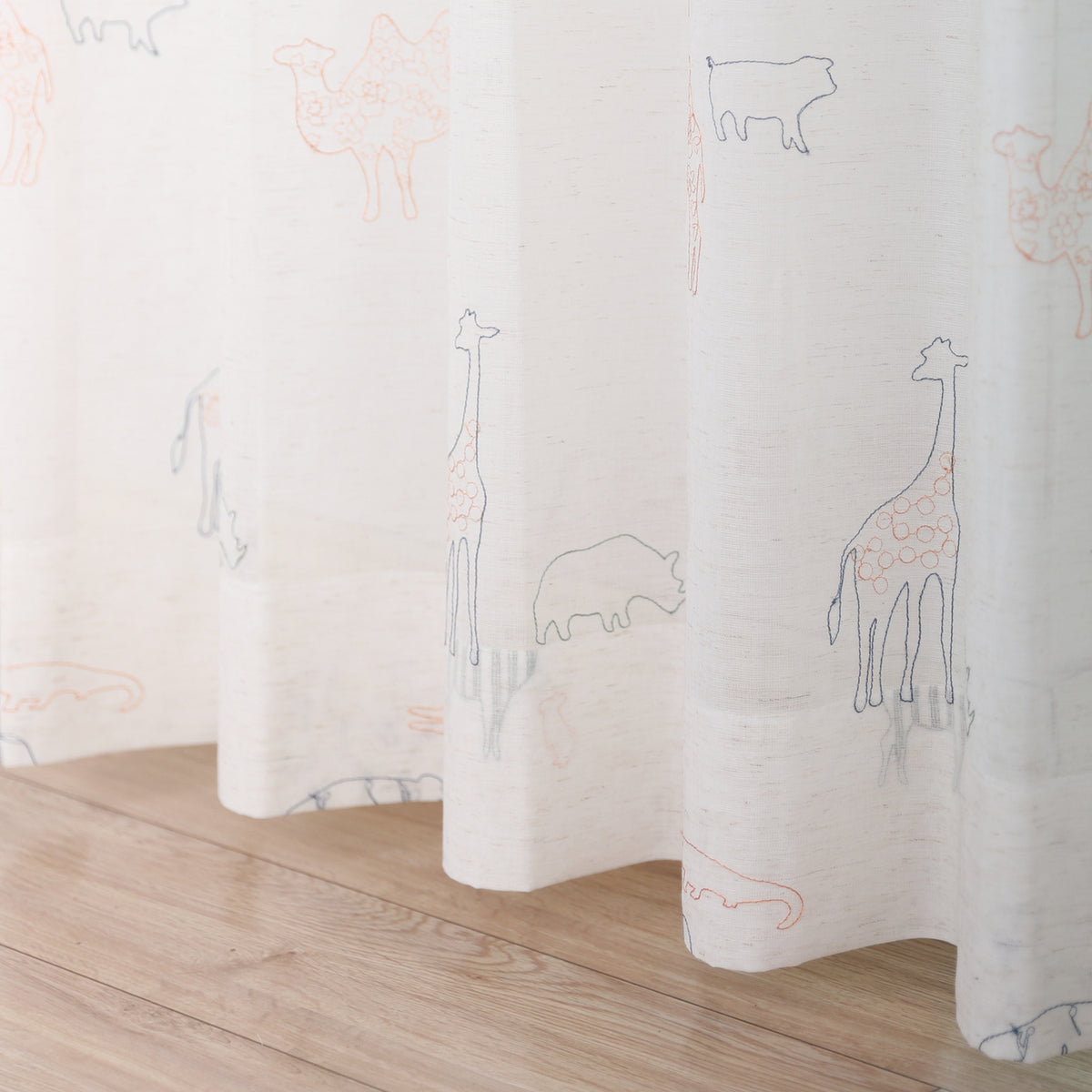 DL9530 is a flame-retardant, privacy-blocking, UV-cut, mirror lace curtain with a soft texture.