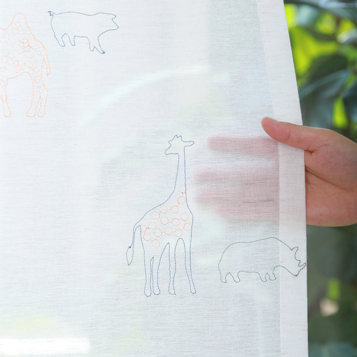 DL9530 is a flame-retardant, privacy-blocking, UV-cut, mirror lace curtain with a soft texture.