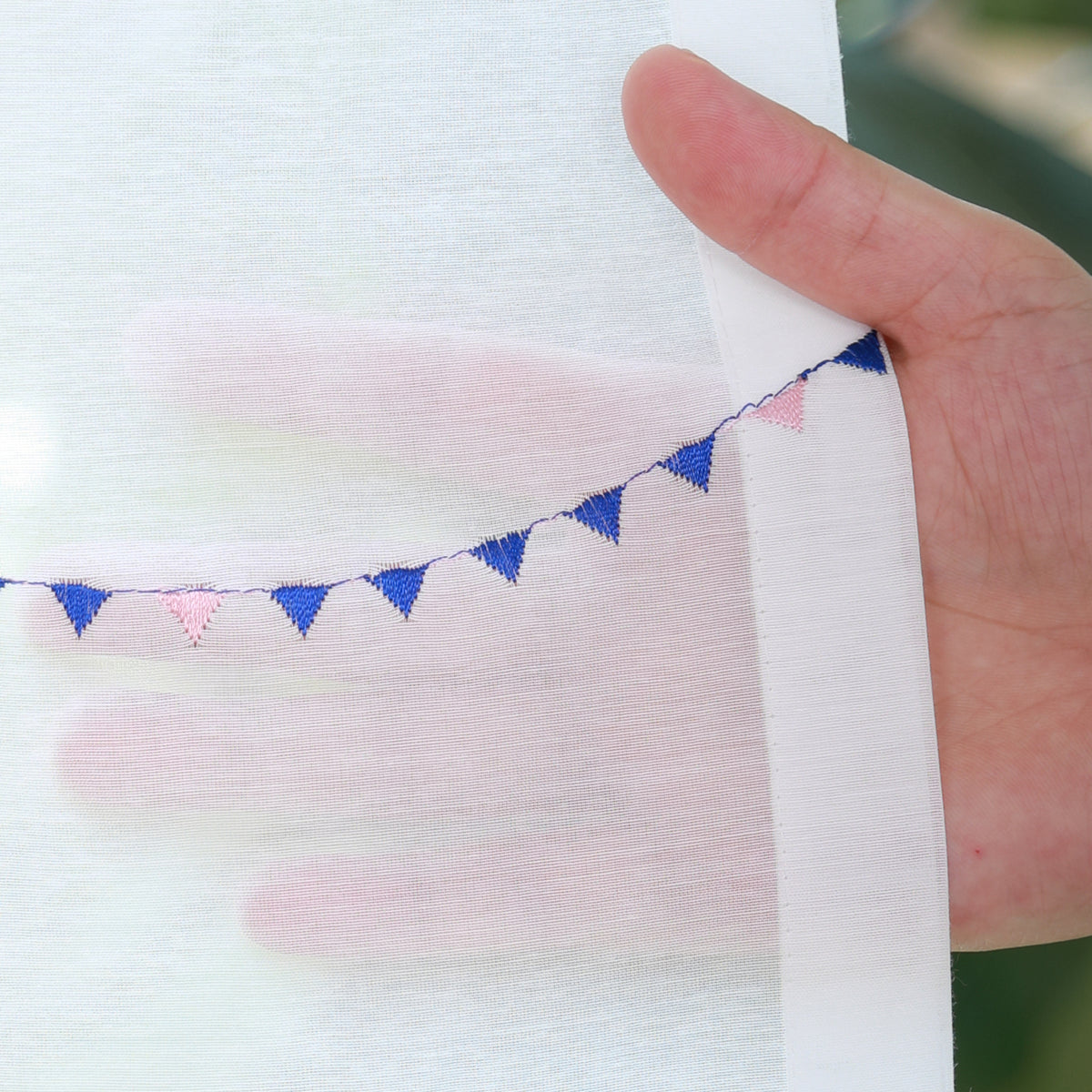 DL9530 is a flame-retardant, privacy-blocking, UV-cut, mirror lace curtain with a soft texture.