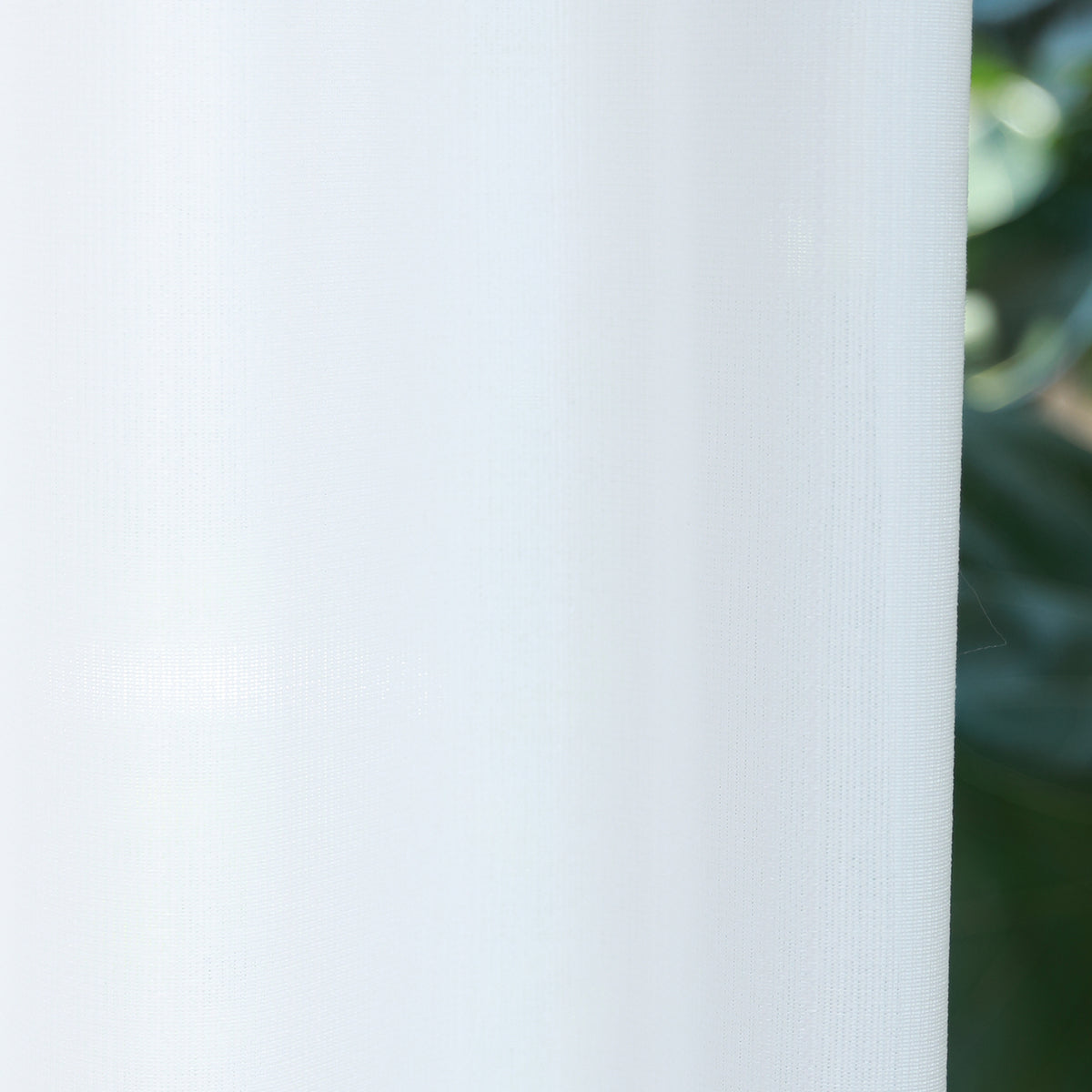DL9530 is a flame-retardant, privacy-blocking, UV-cut, mirror lace curtain with a soft texture.
