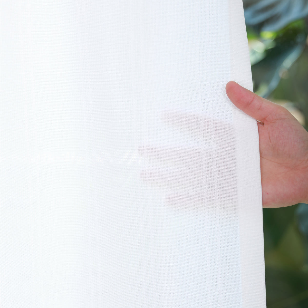DL9530 is a flame-retardant, privacy-blocking, UV-cut, mirror lace curtain with a soft texture.