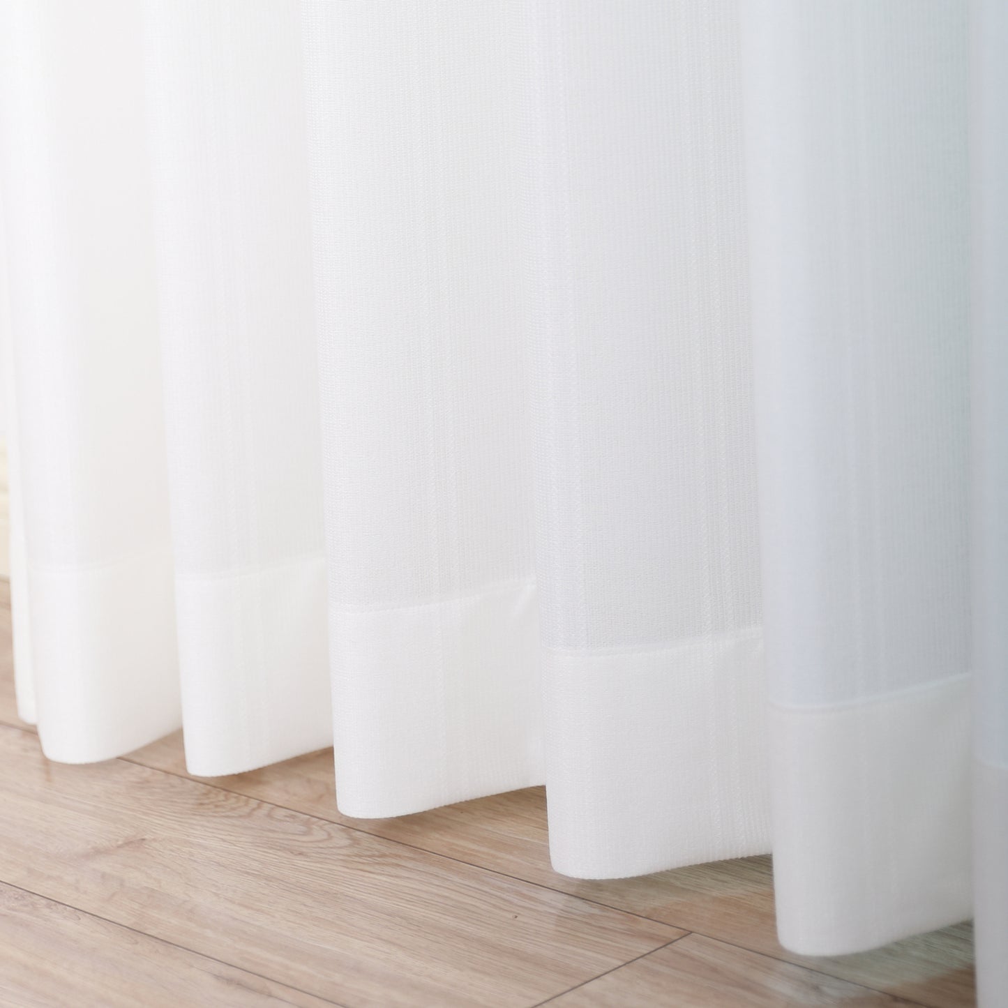 DL9530 is a flame-retardant, privacy-blocking, UV-cut, mirror lace curtain with a soft texture.