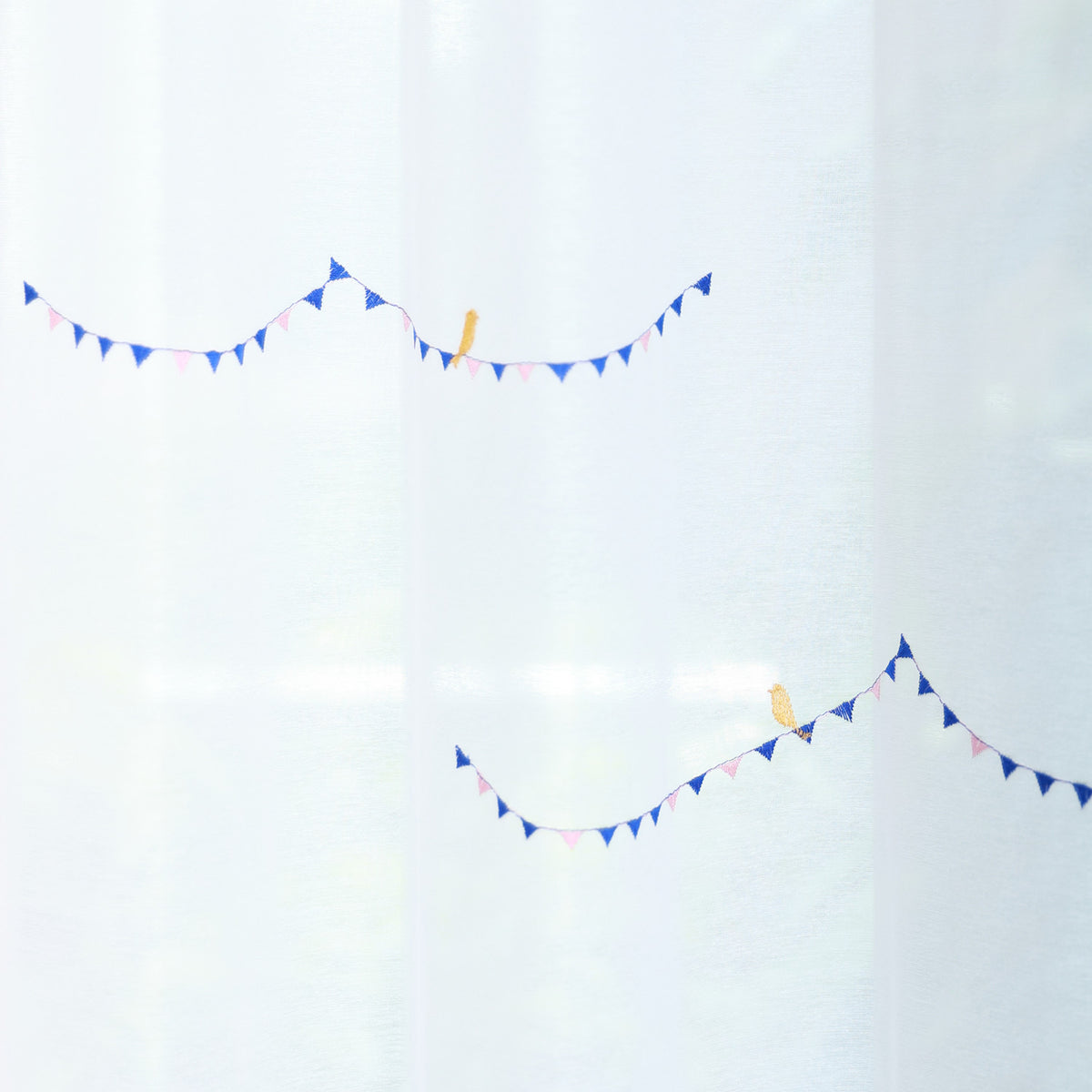 DL9530 is a flame-retardant, privacy-blocking, UV-cut, mirror lace curtain with a soft texture.