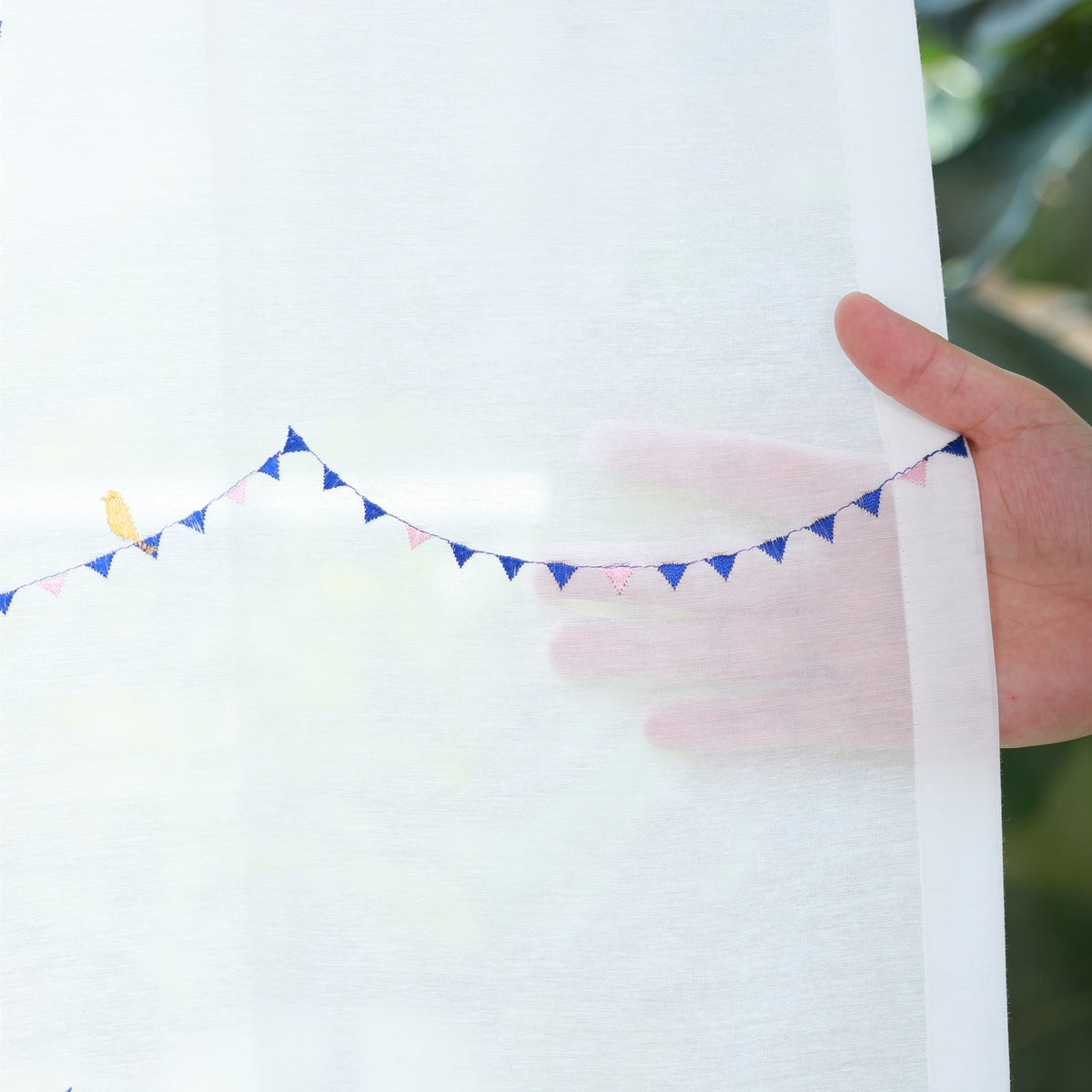 DL9530 is a flame-retardant, privacy-blocking, UV-cut, mirror lace curtain with a soft texture.