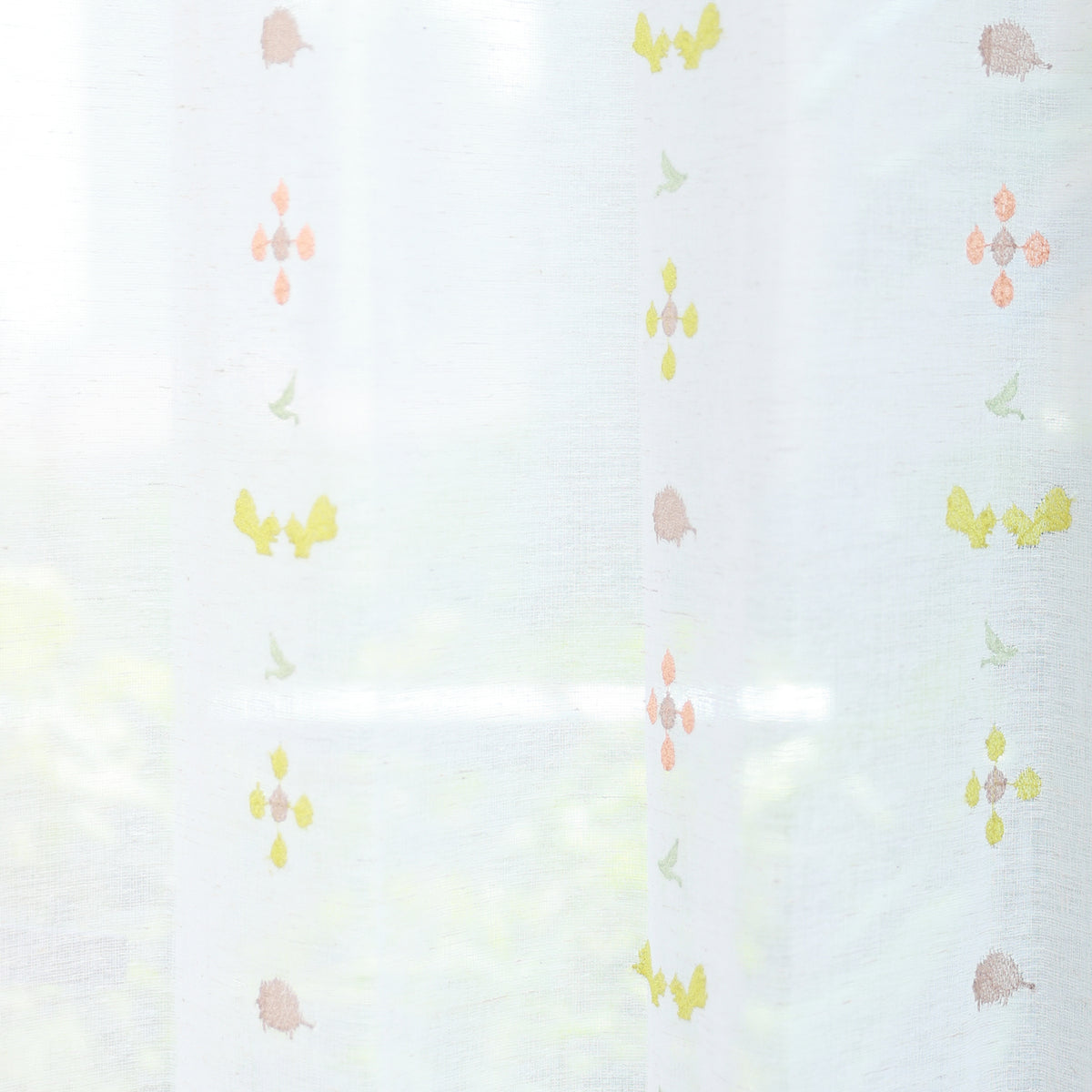 DL9530 is a flame-retardant, privacy-blocking, UV-cut, mirror lace curtain with a soft texture.