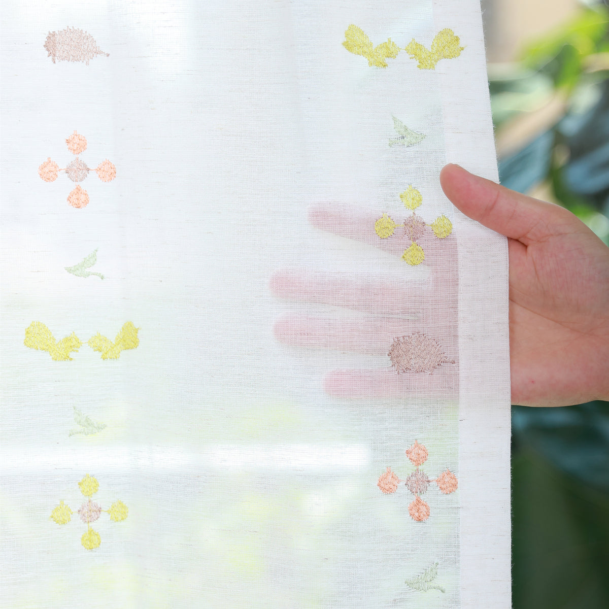 DL9530 is a flame-retardant, privacy-blocking, UV-cut, mirror lace curtain with a soft texture.