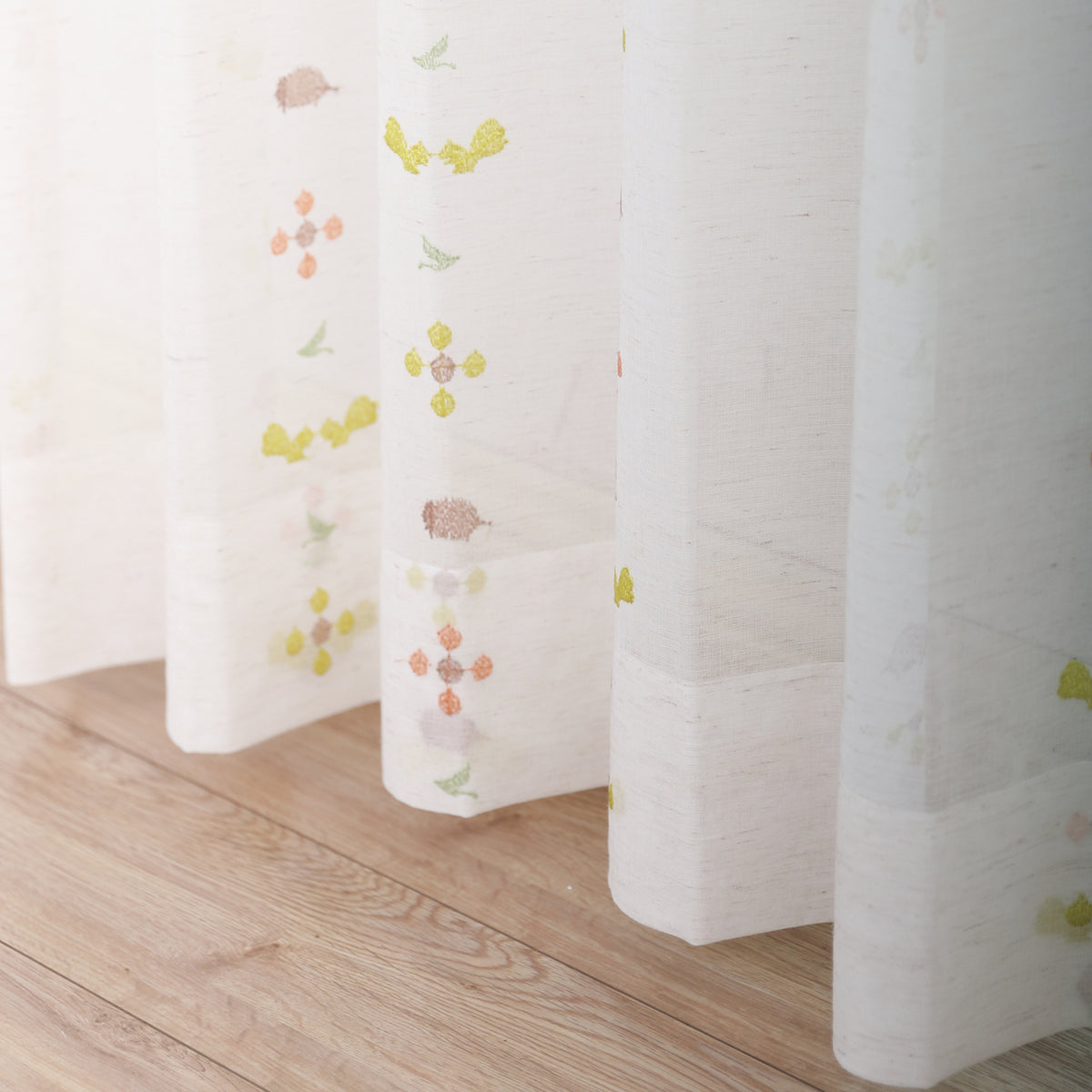 DL9530 is a flame-retardant, privacy-blocking, UV-cut, mirror lace curtain with a soft texture.