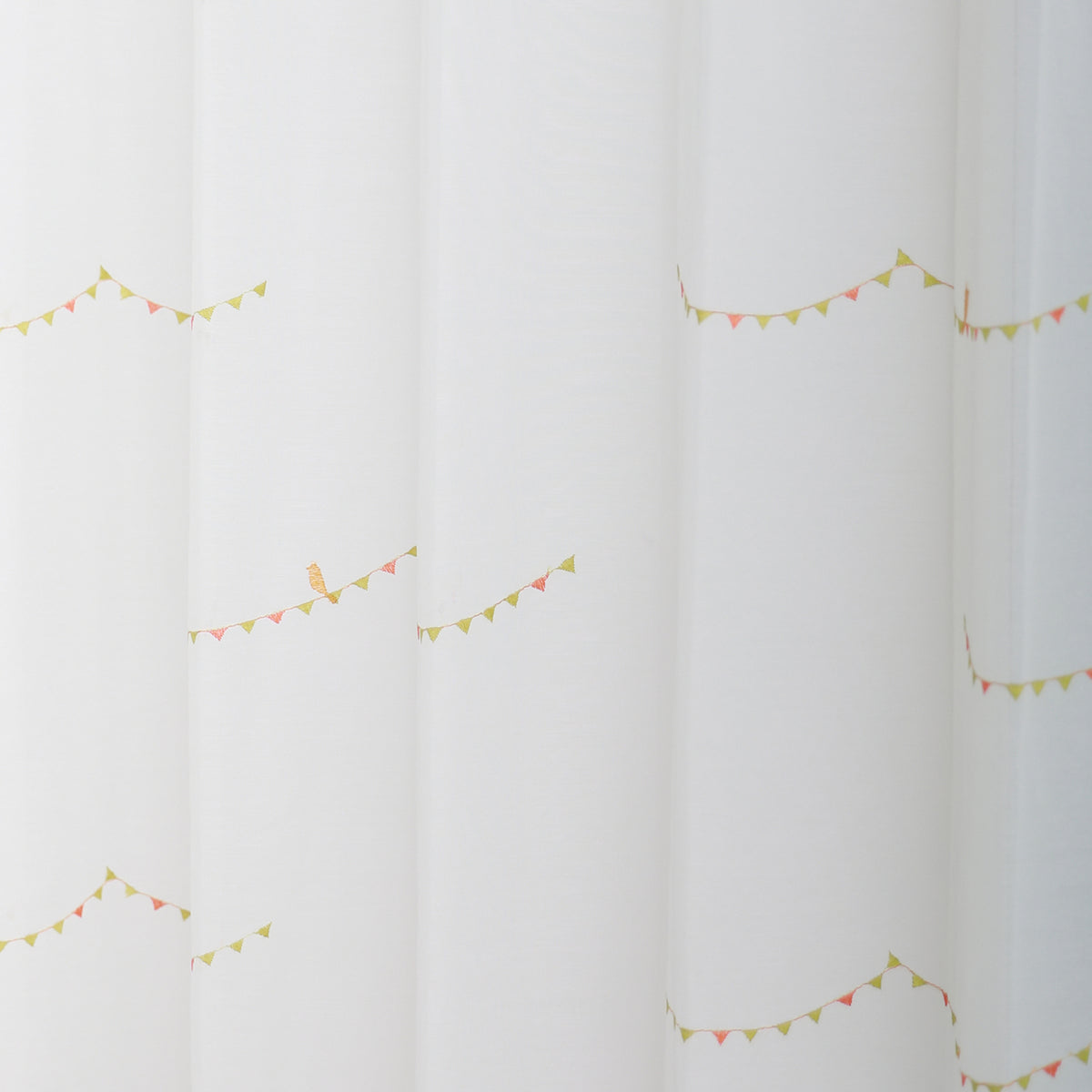 DL9530 is a flame-retardant, privacy-blocking, UV-cut, mirror lace curtain with a soft texture.