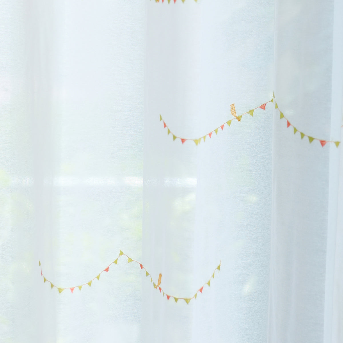 DL9530 is a flame-retardant, privacy-blocking, UV-cut, mirror lace curtain with a soft texture.