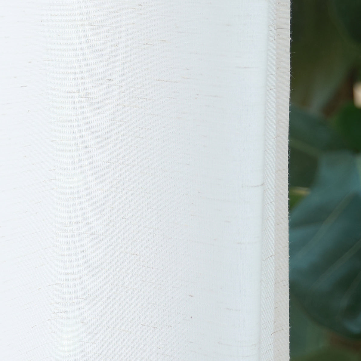 DL9530 is a flame-retardant, privacy-blocking, UV-cut, mirror lace curtain with a soft texture.
