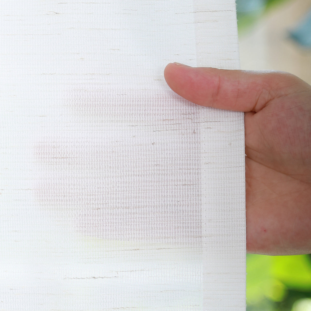 DL9530 is a flame-retardant, privacy-blocking, UV-cut, mirror lace curtain with a soft texture.