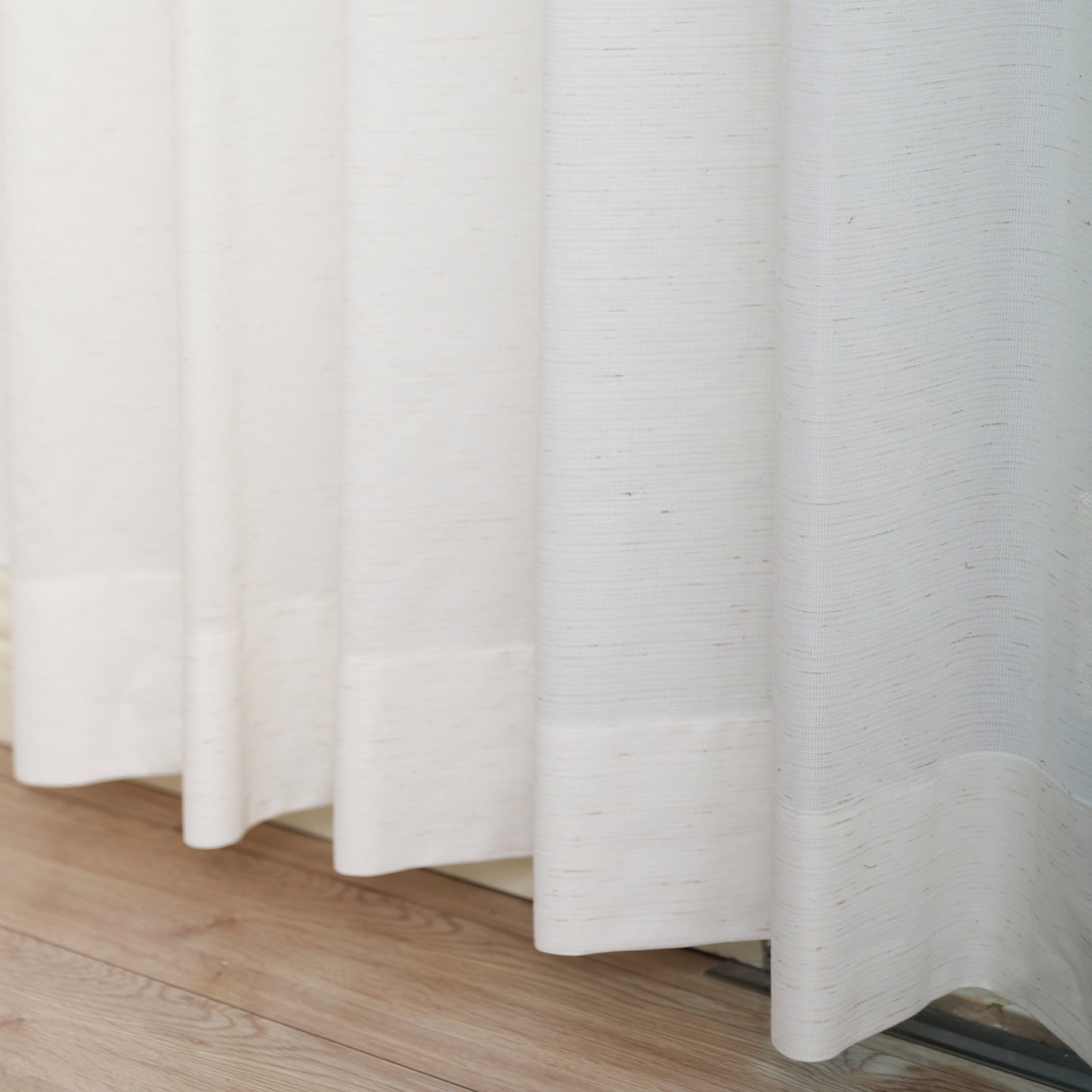 DL9530 is a flame-retardant, privacy-blocking, UV-cut, mirror lace curtain with a soft texture.