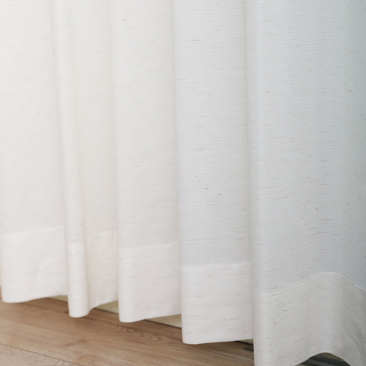 DL9530 is a flame-retardant, privacy-blocking, UV-cut, mirror lace curtain with a soft texture.