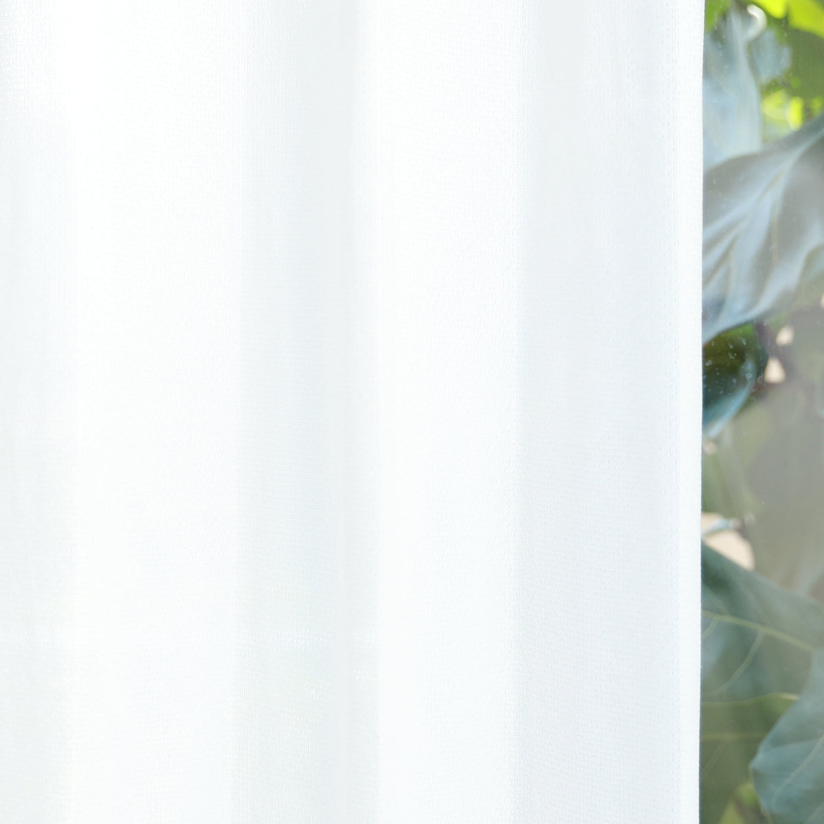 DL9530 is a flame-retardant, privacy-blocking, UV-cut, mirror lace curtain with a soft texture.