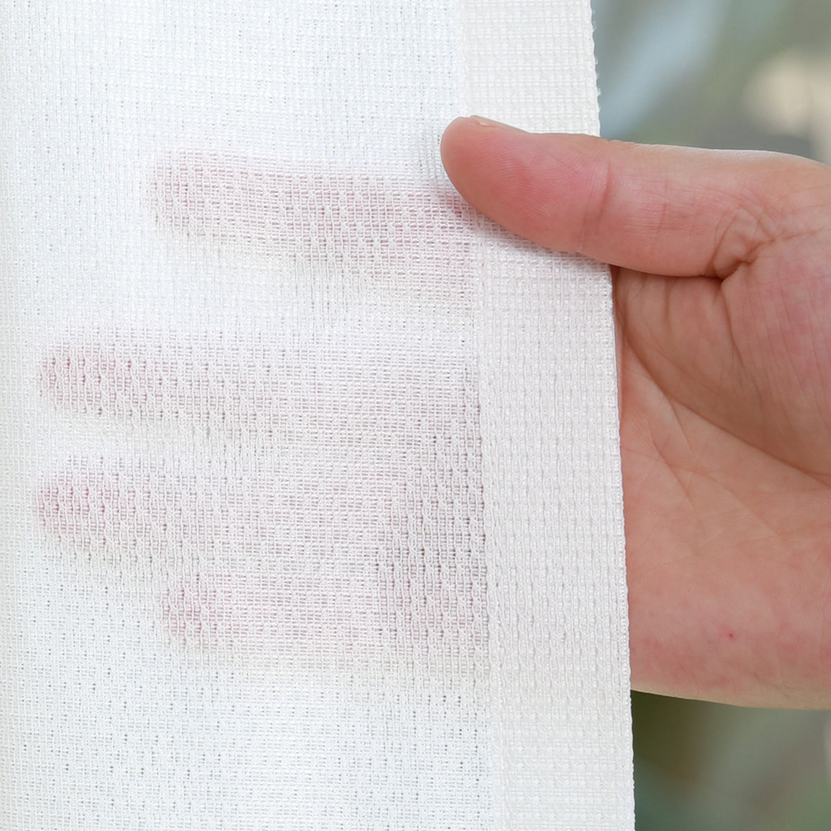 DL9530 is a flame-retardant, privacy-blocking, UV-cut, mirror lace curtain with a soft texture.