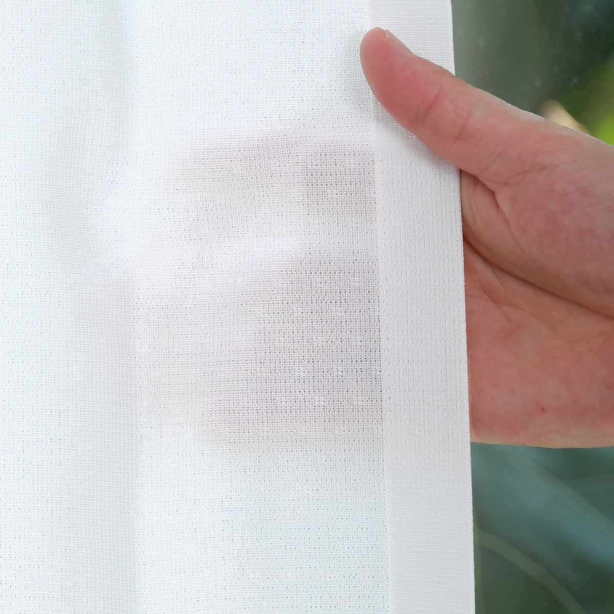 DL9530 is a flame-retardant, privacy-blocking, UV-cut, mirror lace curtain with a soft texture.