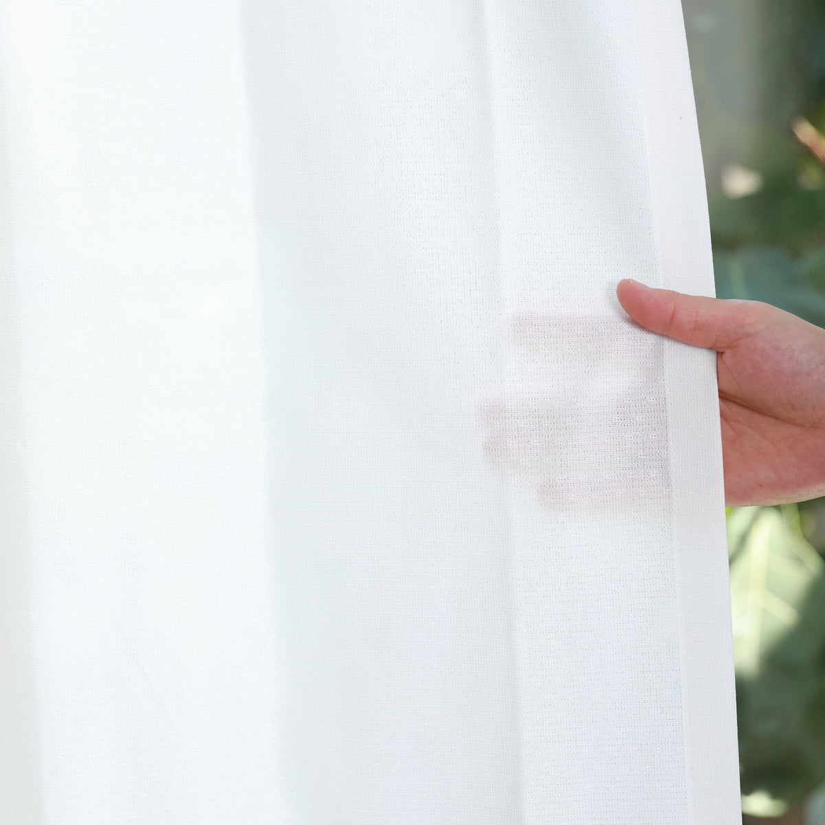 DL9530 is a flame-retardant, privacy-blocking, UV-cut, mirror lace curtain with a soft texture.