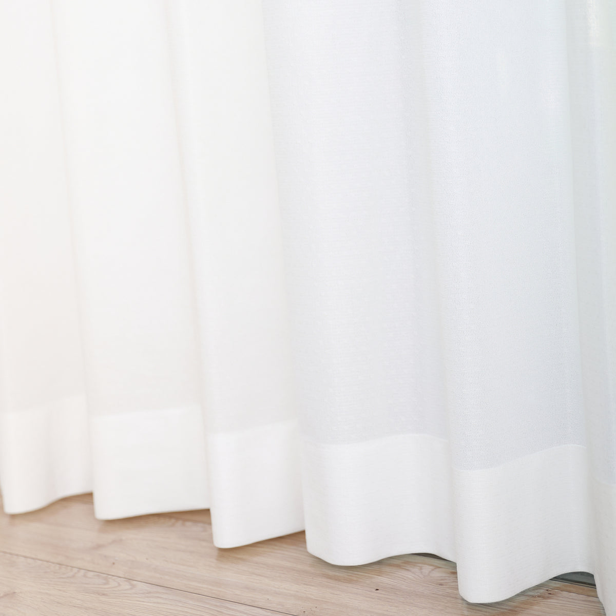 DL9530 is a flame-retardant, privacy-blocking, UV-cut, mirror lace curtain with a soft texture.