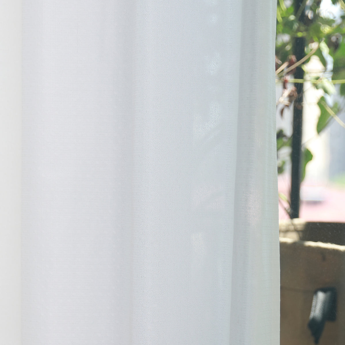 DL9530 is a flame-retardant, privacy-blocking, UV-cut, mirror lace curtain with a soft texture.
