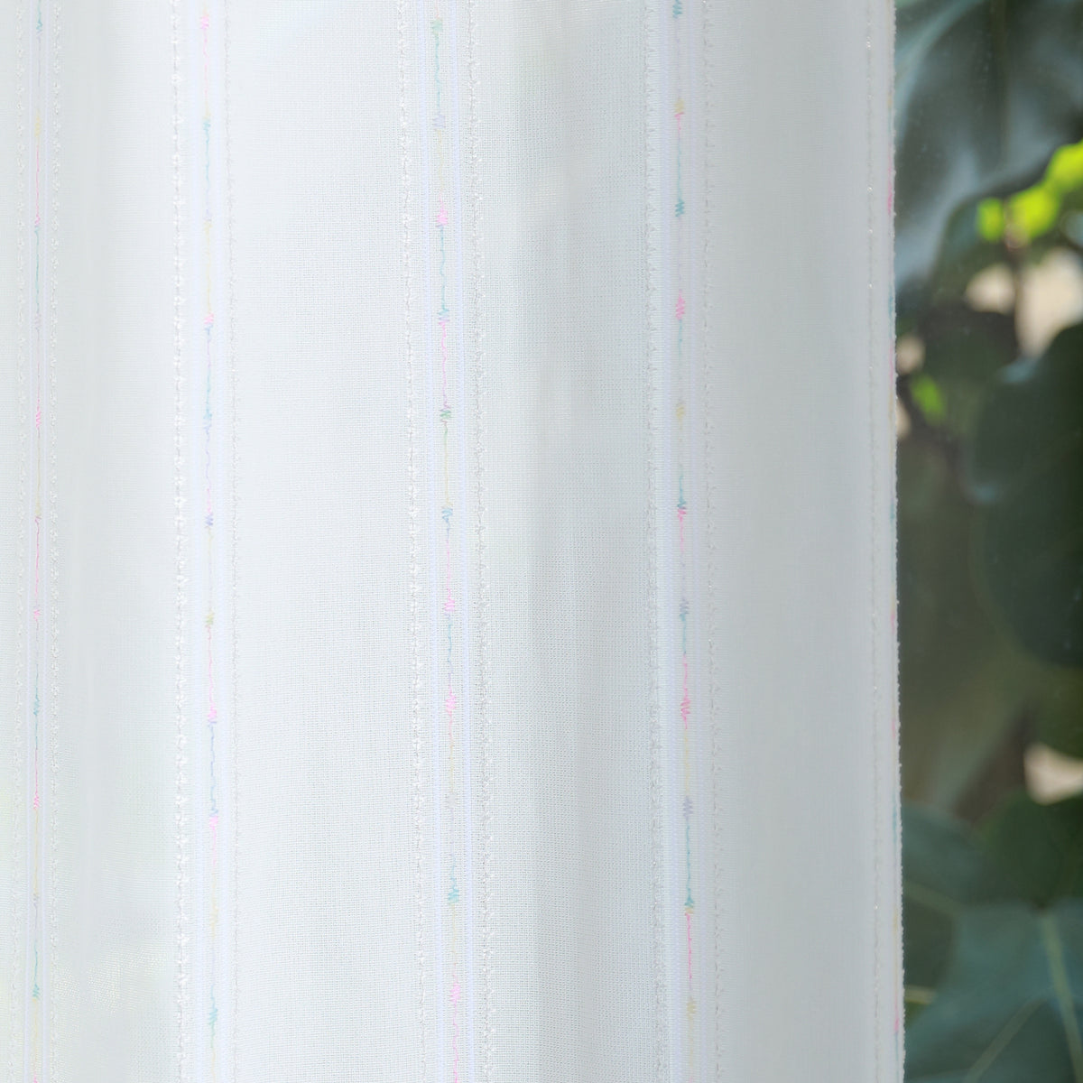 DL9530 is a flame-retardant, privacy-blocking, UV-cut, mirror lace curtain with a soft texture.