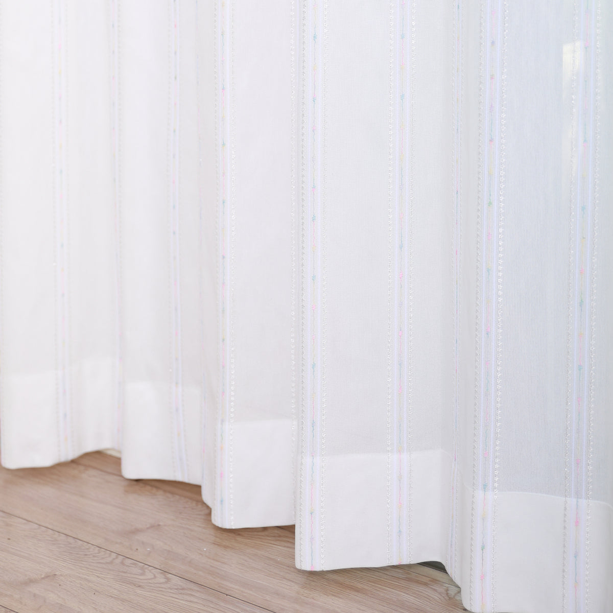 DL9530 is a flame-retardant, privacy-blocking, UV-cut, mirror lace curtain with a soft texture.