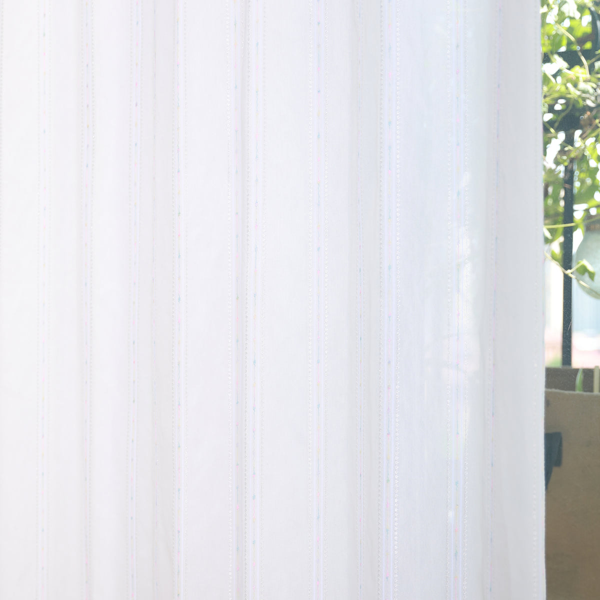 DL9530 is a flame-retardant, privacy-blocking, UV-cut, mirror lace curtain with a soft texture.