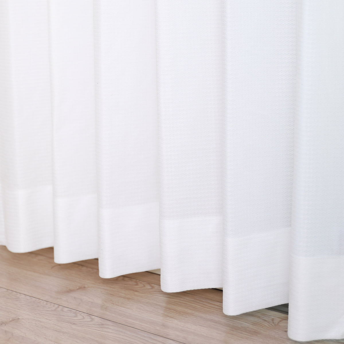 DL9530 is a flame-retardant, privacy-blocking, UV-cut, mirror lace curtain with a soft texture.