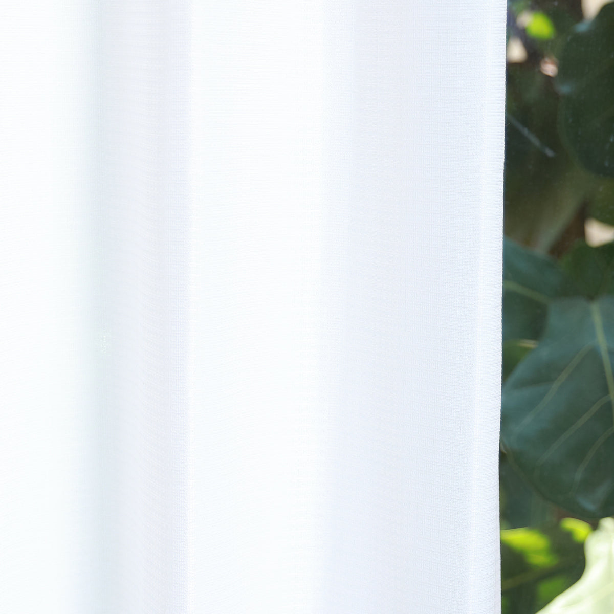 DL9530 is a flame-retardant, privacy-blocking, UV-cut, mirror lace curtain with a soft texture.