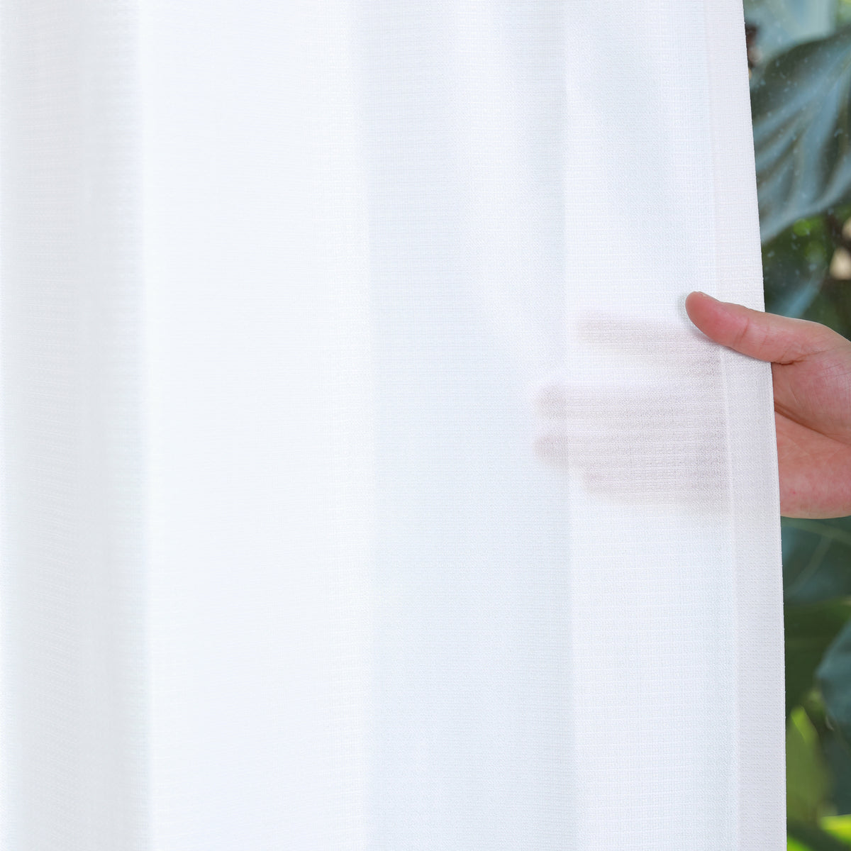 DL9530 is a flame-retardant, privacy-blocking, UV-cut, mirror lace curtain with a soft texture.