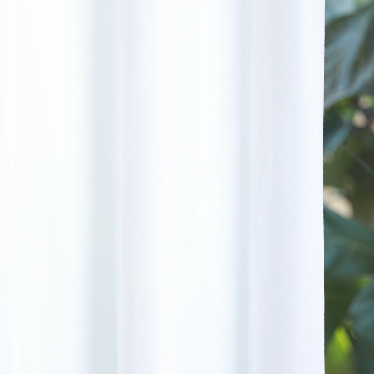 DL9530 is a flame-retardant, privacy-blocking, UV-cut, mirror lace curtain with a soft texture.