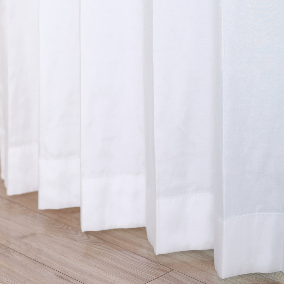 DL9530 is a flame-retardant, privacy-blocking, UV-cut, mirror lace curtain with a soft texture.