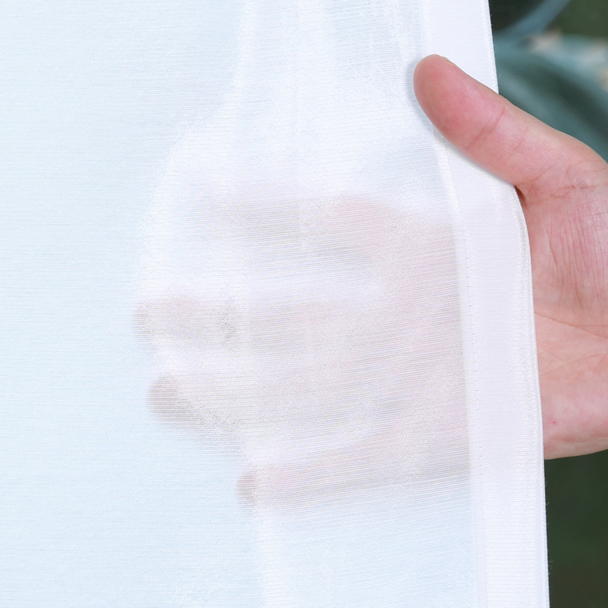 DL9530 is a flame-retardant, privacy-blocking, UV-cut, mirror lace curtain with a soft texture.