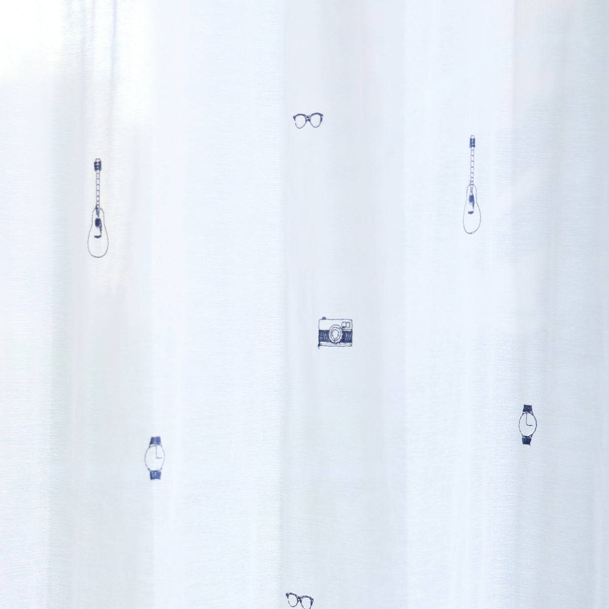 DL9530 is a flame-retardant, privacy-blocking, UV-cut, mirror lace curtain with a soft texture.