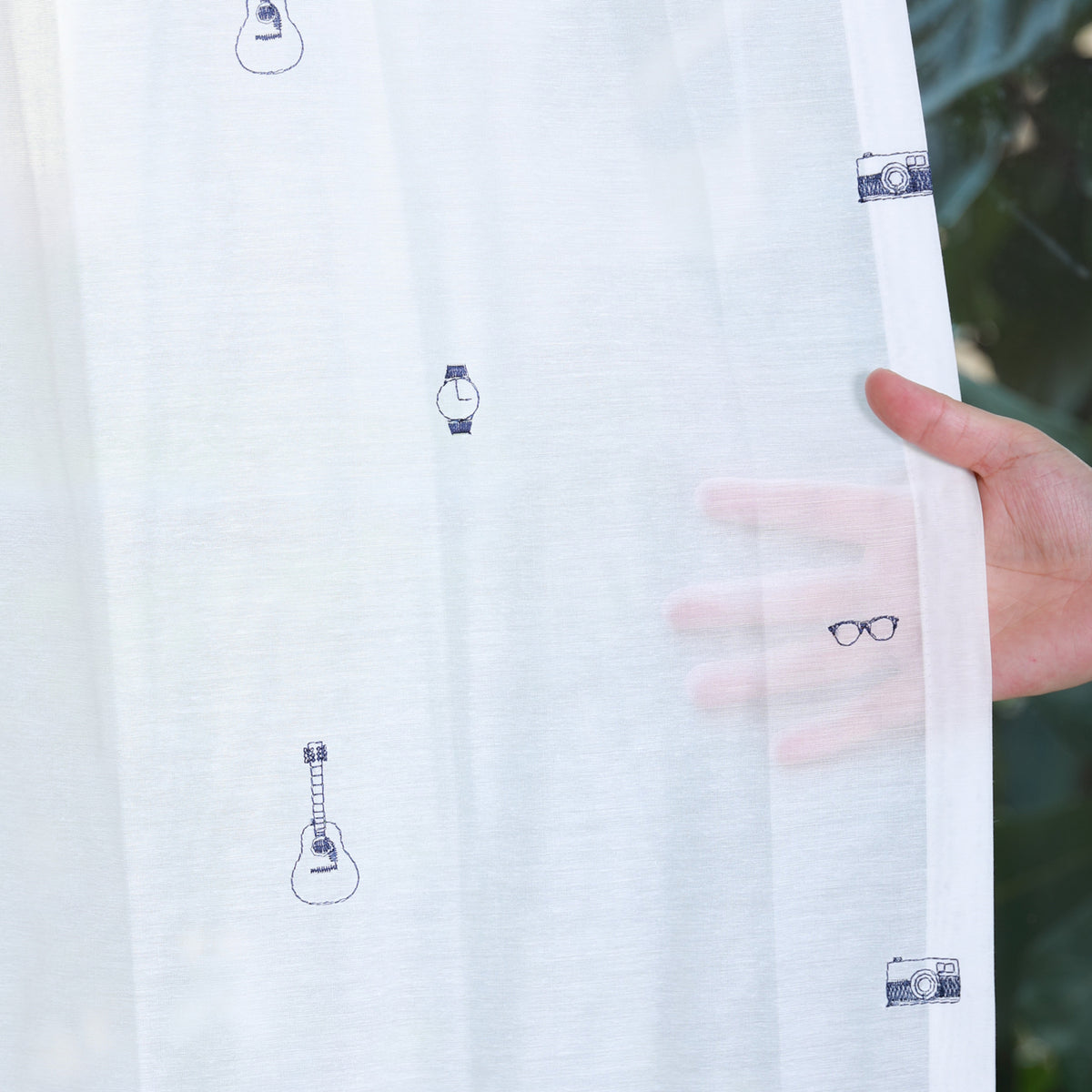 DL9530 is a flame-retardant, privacy-blocking, UV-cut, mirror lace curtain with a soft texture.