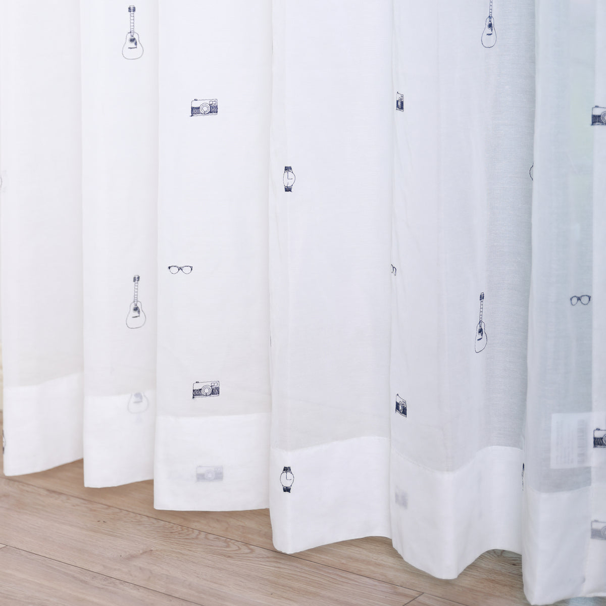 DL9530 is a flame-retardant, privacy-blocking, UV-cut, mirror lace curtain with a soft texture.