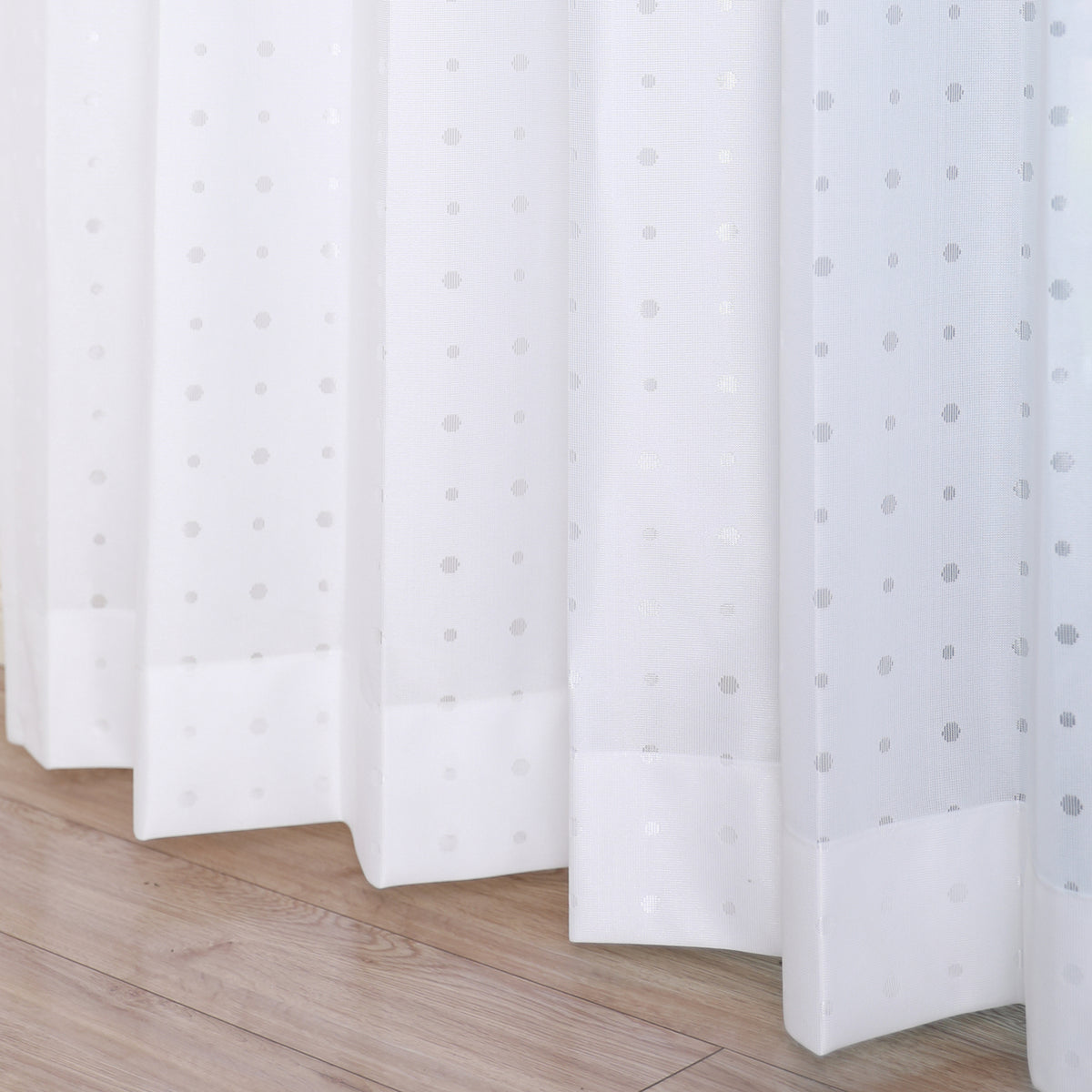 DL9530 is a flame-retardant, privacy-blocking, UV-cut, mirror lace curtain with a soft texture.