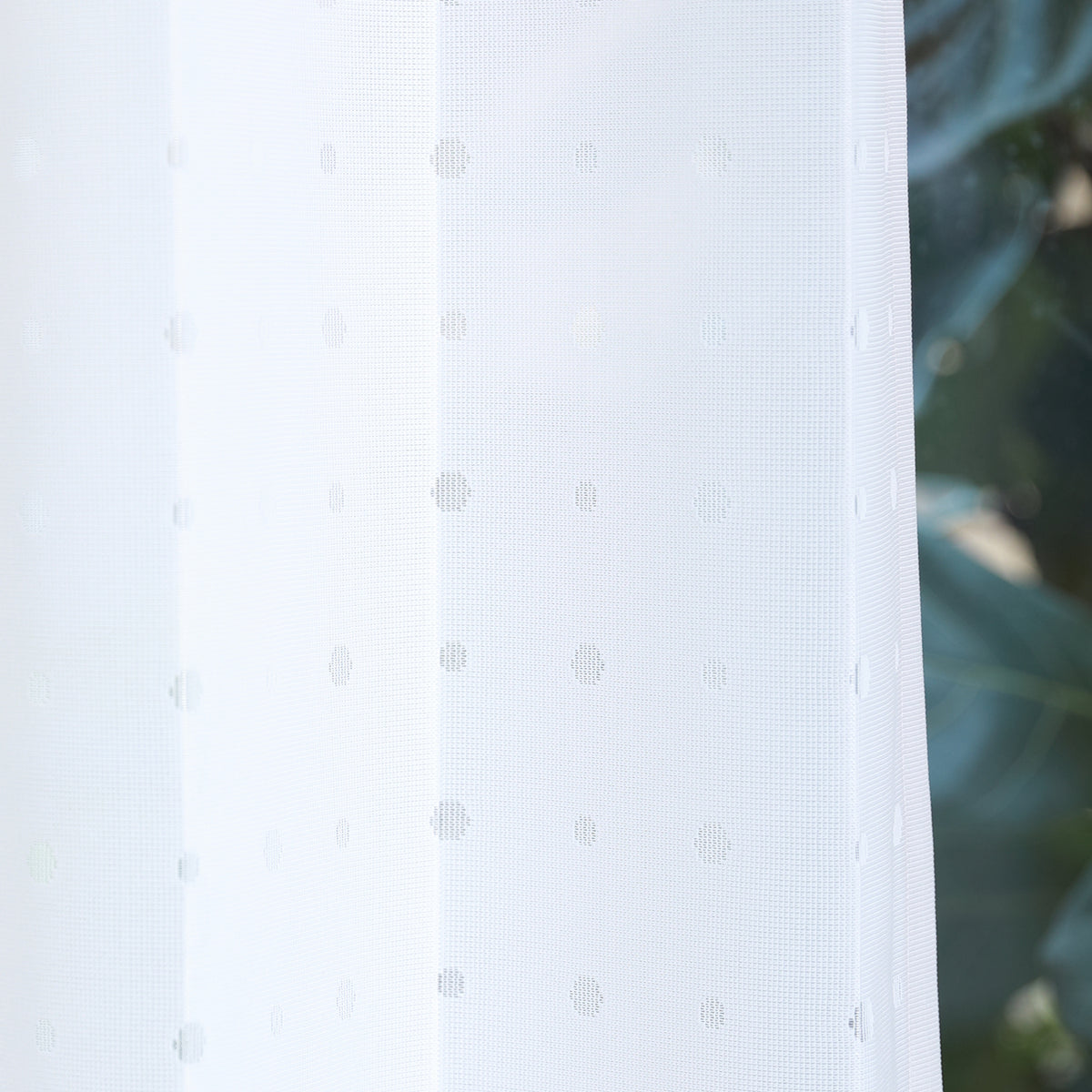 DL9530 is a flame-retardant, privacy-blocking, UV-cut, mirror lace curtain with a soft texture.