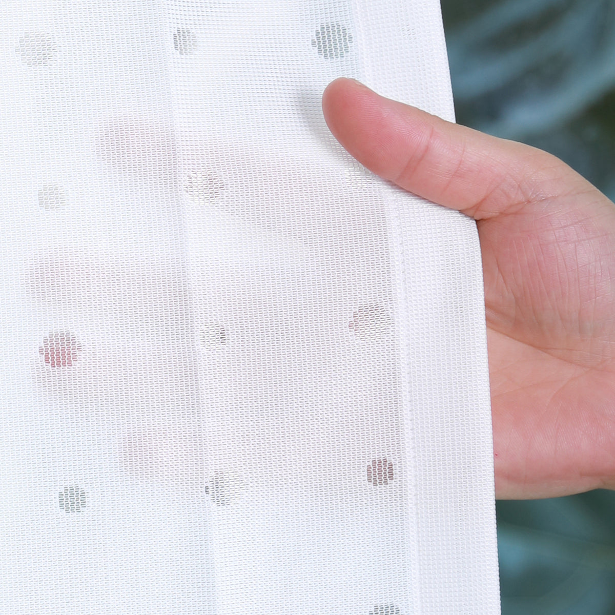 DL9530 is a flame-retardant, privacy-blocking, UV-cut, mirror lace curtain with a soft texture.