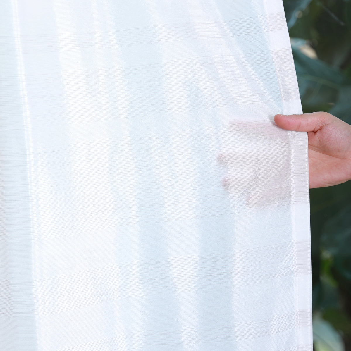 DL9530 is a flame-retardant, privacy-blocking, UV-cut, mirror lace curtain with a soft texture.